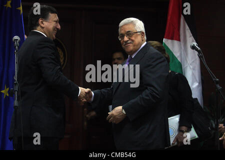 9. Juli 2012 - Ramallah, Westjordanland. Der palästinensische Präsident Mahmoud Abbas, trifft sich EU-Kommissionspräsident Jose Manuel Barroso in der Westbank-Stadt Ramallah. Stockfoto