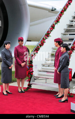 Farnborough, Großbritannien. Montag, 9. Juli 2012.  Kabinenpersonal erwartet Gäste zum Anzeigen der Qatar Airlines Boeing 787 "Dreamliner" am ersten Tag der Farnborough International Airshow, UK, wo der Dreamliner seine ersten öffentlichen Flugvorführungen soll, 2012. Es wird als Konkurrenz zur europäischen Airbus gesehen. Qatar Airways wird zum ersten Mal in Flugvorführungen auf der Airshow teilnehmen. Stockfoto