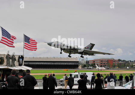 Farnborough, Großbritannien. Montag, 9. Juli 2012. Für den Start der Farnborough International Airshow 2012 und im Vorfeld seine Flugvorführungen für die Öffentlichkeit an diesem Wochenende landet nähert sich Avro Vulcan Stockfoto