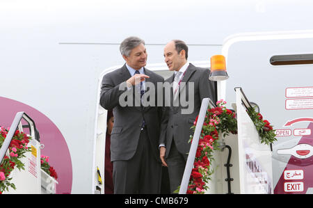 Farnborough, Großbritannien. Montag, 9. Juli 2012. Farnborough International Airshow 2012. Ray Conner CEO von Boeing und Akbar Al Baker CEO von Qatar Airways. Die globale Enthüllung von Qatar Airlines erste Boeing 787 Dreamliner. Stockfoto