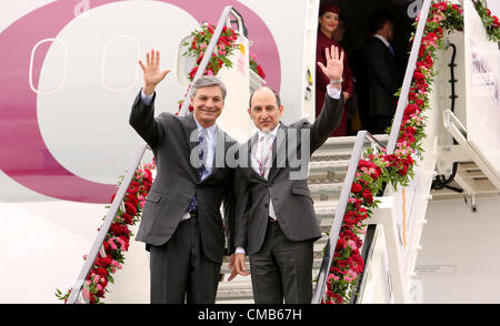 Farnborough, Großbritannien. Montag, 9. Juli 2012. Farnborough International Airshow 2012. Ray Conner CEO von Boeing und Akbar Al Baker CEO von Qatar Airways. Die globale Enthüllung von Qatar Airlines erste Boeing 787 Dreamliner Stockfoto