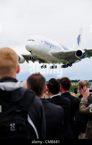 Farnborough, Großbritannien. Montag, 9. Juli 2012. Malaysia Airlines Airbus A380-Landung nach ein spektakuläres Feuerwerk auf der Farnborough International Airshow, Hampshire, UK Stockfoto