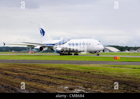 Farnborough, Großbritannien. Montag, 9. Juli 2012. Malaysia Airlines Airbus A380 Taxi-Ing entlang der Landebahn auf der Farnborough International Airshow, Hampshire, VK-Korrektur: bisher ist diese Beschriftung sagte "Landung" in der Tat Taxi-Ing. Stockfoto