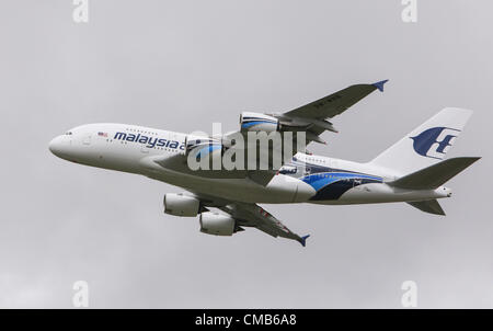 Farnborough, Großbritannien. Montag, 9. Juli 2012. Farnborough International Airshow 2012. Malaysia Airlines neue Airbus A380 während eines Fluges Display. Stockfoto