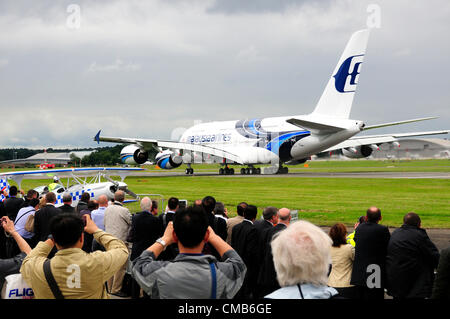 Farnborough International Airshow, UK, 2012.  Montag, 9. Juli 2012, Farnborough, Massen Uhr den riesigen Malaysia Airlines Airbus A380 zu Beginn von seiner Air Display abnehmen. Stockfoto