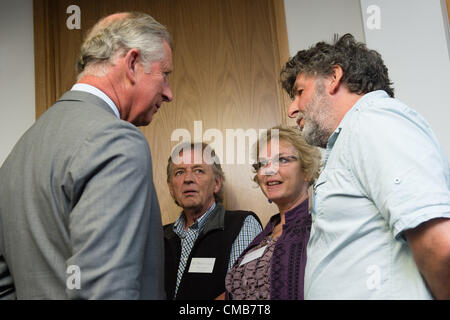 9. Juli 2012 treffen Prinz Charles und der Duchess of Cornwall, Mick und Jenny Fothergill, Opfer von Überschwemmungen im Juni, Mitglieder der Rettungsdienste und andere Mitarbeiter in den Büros von Ceredigion County Council in Aberystwyth Foto © Keith Morris Stockfoto