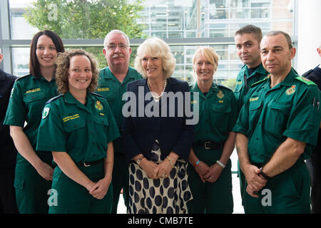 9. Juli 2012 Prinz Charles und der Duchess of Cornwall treffen Junis Überschwemmungen, Mitglieder der Rettungsdienste und andere Mitarbeiter in den Büros von Ceredigion County Council in Aberystwyth Foto © Keith Morris Stockfoto