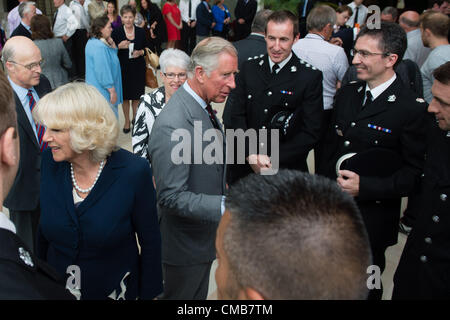 9. Juli 2012 Prinz Charles und der Duchess of Cornwall treffen Junis Überschwemmungen, Mitglieder der Rettungsdienste und andere Mitarbeiter in den Büros von Ceredigion County Council in Aberystwyth Foto © Keith Morris Stockfoto