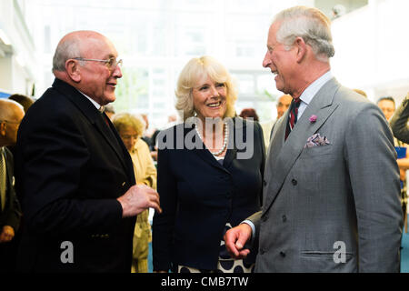 9. Juli 2012 Prinz Charles und der Duchess of Cornwall treffen Dr. John Norrington Davies, ein Opfer des Junis Überschwemmungen, Mitglieder der Rettungsdienste und andere Mitarbeiter in den Büros von Ceredigion County Council in Aberystwyth Foto © Keith Morris Stockfoto