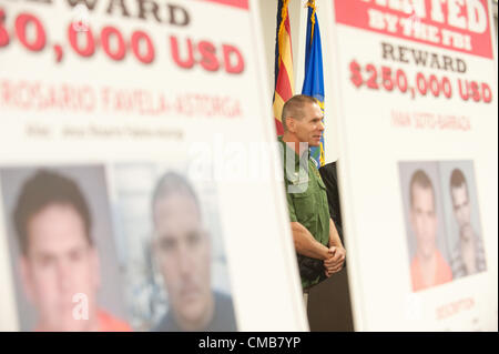 9. Juli 2012 - Tucson, Arizona, USA - RICHARD BARLOW, US-Tucson Sektor Grenzpatrouillechef, angekündigt in Tucson, Arizona die Entsiegelung der Anklagen von fünf Männern beschuldigt an der Tötung von Border Patrol Agent B. Terry im Dez. 2010. (Kredit-Bild: © wird Seberger/ZUMAPRESS.com) Stockfoto