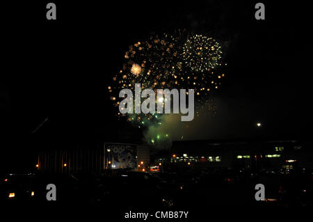 Calgary, Alberta, Canada am 8 Juli 1012.  Licht, die Stadt ist ein stadtweites Feuerwerk anlässlich des 100. Jubiläums der Calgary Stampede. Statt an den beiden Wochenenden Stampede, fünf International angelegte Feuerwerke auftreten, zur gleichen Zeit rund um die Stadt, begleitet von Musik, ausgestrahlt durch mehrere lokale Radiosender, der größten und anspruchsvollsten Feuerwerk-Veranstaltung, die jemals in Kanada produziert. Eine Szene von der Canada Olympic Park, Feuerwerk. Stockfoto