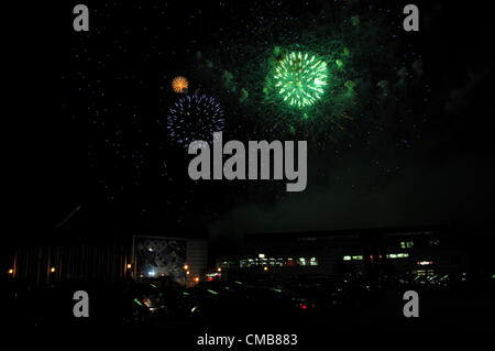 Calgary, Alberta, Canada am 8 Juli 1012.  Licht, die Stadt ist ein stadtweites Feuerwerk anlässlich des 100. Jubiläums der Calgary Stampede. Statt an den beiden Wochenenden Stampede, fünf International angelegte Feuerwerke auftreten, zur gleichen Zeit rund um die Stadt, begleitet von Musik, ausgestrahlt durch mehrere lokale Radiosender, der größten und anspruchsvollsten Feuerwerk-Veranstaltung, die jemals in Kanada produziert. Eine Szene von der Canada Olympic Park, Feuerwerk. Stockfoto