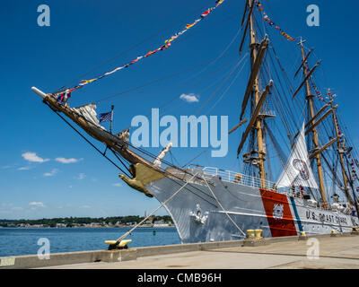 Amerikas Großschiff die Dreimast-Barke The Eagle, ein Trainingsschiff für die Kadetten der US-Küstenwache, dockte in Fort Trumbull in New London, Connecticut an, wo sie im Sommer oft besucht werden kann. Original Live News Bildunterschrift: New London, Connecticut, USA - 9. Juli 2012: Das Trainingsschiff der US-Küstenwache, die hölzerne Barke Eagle, Amerikas Hochschiff, vertäute am letzten Tag der OpSail 2012 CT in ihrem Heimathafen Fort Trumbull, um den 200. Jahrestag des Krieges von 1812 und die Verschnaufung der Star Spangled Banner, der US-Nationalhymne, zu feiern. Stockfoto