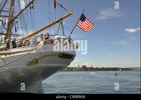 Amerikas großes Schiff die Barque Eagle, ein Trainingsschiff der US-Küstenwache, dockte in Fort Trumbull, New London, Connecticut an, wo es im Sommer oft besucht werden kann, die US-Flagge, die Stars and Stripes, fliegt vom Heck. Speicherplatz kopieren. Original Live News Bildunterschrift: New London, Connecticut, USA - 9. Juli 2012: Das Heck des US-Küstenwache-Trainingsschiffs Eagle mit der amerikanischen Flagge, hier zu sehen, das am letzten Tag der OpSail 2012 CT in Fort Trumbull vor Anker liegt, um den 200. Jahrestag des Krieges von 1812 und die Verschnaufung des Star Spangled Banners zu feiern. Stockfoto