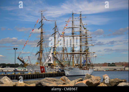 DAS Trainingsschiff der US-Küstenwache, die Barque Eagle, das amerikanische Hochschiff in ihrem Heimathafen Fort Trumbull in New London Connecticut, wo es eine Touristenattraktion ist, dockte hier während der OpSail neben dem brasilianischen Hochschiff Cisne Branco an - Original Live News Bildunterschrift: New London, CT, USA - 9. Juli 2012: Das US-Küstenwache-Trainingsschiff Eagle und das brasilianische Navy-Trainingsschiff Cisne Branco, 'White Swan', hier zu sehen, vertäuten am letzten Tag der OpSail 2012 CT in Fort Trumbull, um den 200. Jahrestag des Krieges von 1812 zu feiern. Stockfoto