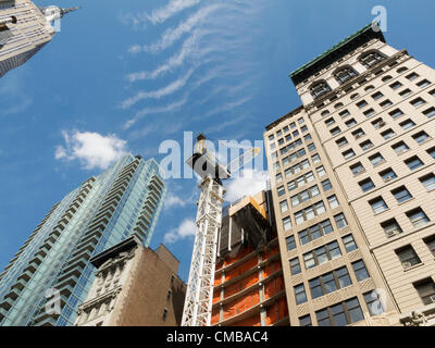 New York City, USA. Vom 9. Juli 2012. Skyscraper Bautrupps arbeiten an 6 Tagen in der Woche gegenüber dem Empire State Building an der Fifth Avenue unabhängig von hohen Temperaturen. Stockfoto