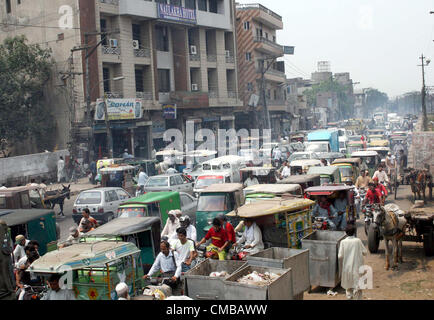 Blick auf Stau bei einer Protestkundgebung der Rikschafahrer gegen Verkehr Polizeibeamte bei Nulakha Polizeistation in Lahore auf Dienstag, 10. Juli 2012. Stockfoto