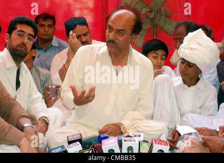 Sindh handeln Gouverneur, spricht Nisar Ahmed Khoro mit Medien Personen in Kondolenzschreiben Sitzung des senior Journalist Irshad Gulabani in seiner Residenz in Hyderabad am Dienstag, 10. Juli 2012. Stockfoto