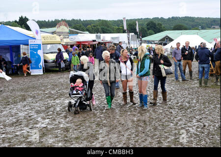 Harrogate, UK. 10. Juli 2012. Spaß für einige. Die Great Yorkshire Show in Harrogate ist das jüngste Opfer, des schlechten Wetters, mit heftigen Regenfälle führte zur Schließung der jährlichen dreitägigen Veranstaltung nach nur einem Tag. Die Show, die normalerweise mehr als 120.000 Besucher anzieht, hat nie musste schließen, weil das Wetter vor. Weltkriege und der MKS-Epidemie von 2001 sind die einzige Verschlüsse, es traf, seitdem es im Jahr 1837 begann. Stockfoto