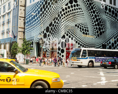 New York City, USA. 10. Juli 2012. Kusama Signature-Element ist das markante Punkt-Motiv.  Speicher außen fallen in Punkte für einen Monat.  Sie schmücken die Ecke der 57th Street. Stockfoto