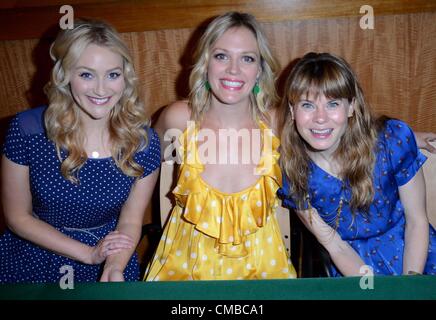 Betsy Wolfe, Elizabeth Stanley, Celia Keenan-Bolger bei Instore-Auftritt für fröhlich wir Rollen entlang: 2012 Zugaben! Cast Recording Event, Barnes &amp; Noble Buchhandlung, New York, NY 10. Juli 2012. Foto von: Derek Sturm/Everett Collection Stockfoto