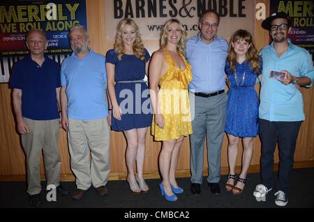 Jonathan Tunick, Stephen Sondheim, Betsy Wolfe, Elizabeth Stanley, Adam Grupper, Celia Keenan-Bolger, Lin-Manuel Miranda bei Instore-Auftritt für fröhlich wir Rollen entlang: 2012 Zugaben! Cast Recording Event, Barnes &amp; Noble Buchhandlung, New York, NY 10. Juli 2012. Foto von: Derek Sturm/Everett Collection Stockfoto