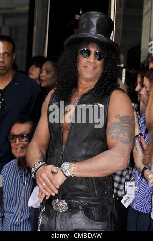 Slash bei der Induktion Zeremonie für Stern auf dem Hollywood Walk of Fame für SLASH, Hollywood Boulevard, Los Angeles, CA 10. Juli 2012. Foto von: Michael Germana/Everett Collection Stockfoto