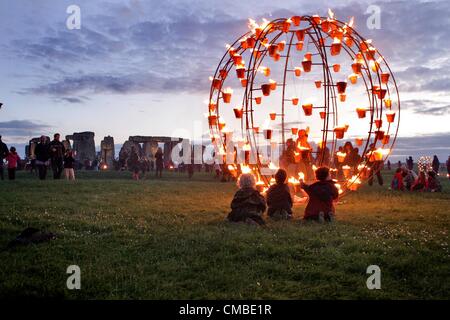 Wiltshire, UK. Dienstag, 10. Juli 2012. Drei Kinder bekommen eine Nahaufnahme der Teil des Gartens Feuer in Stonehenge in Wiltshire. Französisch im freien Feuer Alchemisten Compagnie Carabosse Feuer Garten auf der World Heritage Site Stonehenge in Wiltshire am 10.-12. Juli als Teil des London 2012 Festival präsentieren. Stockfoto