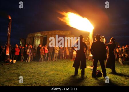 Wiltshire, UK. Dienstag, 10. Juli 2012. Französisch im freien Feuer Alchemisten Compagnie Carabosse präsentieren die Feuer-Garten auf der World Heritage Site Stonehenge in Wiltshire.  Die Leistung vom 10. - 12. Juli ist Teil des London 2012 Festival. Stockfoto