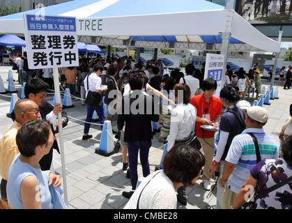 11. Juli 2012, Tokyo, Japan - warten Leute in der Schlange zu Walk-up Tickets für Ereignisses Deck des Tokyo Skytree, der Welten höchsten selbststehende Sendeturm in der Innenstadt von Tokio. Rund 420 Mitarbeiter standen Schlange, um Tickets zu bekommen, bevor der Turm seine Pforten am Morgen öffnete. Mehr als 640.000 Menschen besuchten die 634-Meter-Turm bis zum 9. Juli seit seiner Eröffnung am 22. Mai 2012. Stockfoto