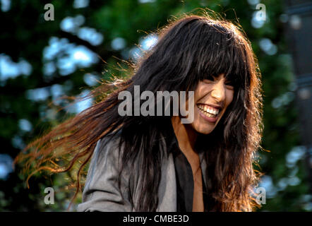 Stockholm, Schweden. 11. Juli 2012. Das diesjährige Vorformen Eurovision Song Contest (ESC) Gewinner Lorine "Loreen" ist live im TV-Show von Skansen, das Freilichtmuseum in Stockholm. Stockfoto