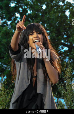 Stockholm, Schweden. 11. Juli 2012. Das diesjährige Vorformen Eurovision Song Contest (ESC) Gewinner Lorine "Loreen" ist live im TV-Show von Skansen, das Freilichtmuseum in Stockholm. Stockfoto