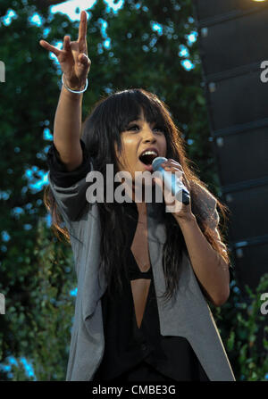 Stockholm, Schweden. 11. Juli 2012. Dieses Jahr live Eurovision Song Contest (ESC) Gewinner Lorine "Loreen" ist ˝Solaris˝auf in TV-Show von Skansen, das Freilichtmuseum in Stockholm. Stockfoto