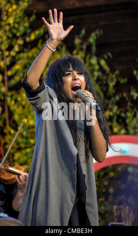 Stockholm, Schweden. 11. Juli 2012. Dieses Jahr live Eurovision Song Contest (ESC) Gewinner Lorine "Loreen" ist ˝Solaris˝auf in TV-Show von Skansen, das Freilichtmuseum in Stockholm. Stockfoto