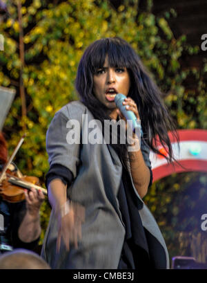 Stockholm, Schweden. 11. Juli 2012. Dieses Jahr live Eurovision Song Contest (ESC) Gewinner Lorine "Loreen" ist ˝Solaris˝auf in TV-Show von Skansen, das Freilichtmuseum in Stockholm. Stockfoto