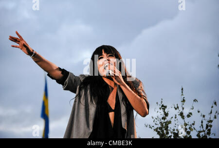 Stockholm, Schweden. 11. Juli 2012. Dieses Jahr live Eurovision Song Contest (ESC) Gewinner Lorine "Loreen" ist ˝Solaris˝auf in TV-Show von Skansen, das Freilichtmuseum in Stockholm. Stockfoto