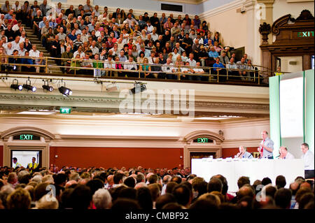 London, UK - 11. Juli 2012: Nigel Miller aus NFUS, befasst sich das Publikum von Westminster Central Hall, wo mehr als 2000 Milchbauern haben Gatherd zum protest gegen die geplanten Kürzungen für die Zahlungen, die sie für ihre Milch bekommen. Stockfoto