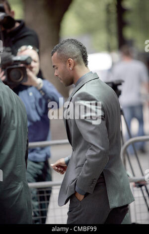 London, UK. Mittwoch, 11. Juli 2012. England-Verteidiger Ashley Cole verlässt Gericht nach der Teilnahme an der Studie von Chelsea-Kapitän John Terry bei Westminster Magistrates Court, Marylebone Road, London, England, UK. Stockfoto