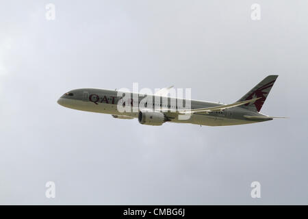 Eine Boeing 787-8 Dreamliner Jet Airliner in der Lackierung des QATAR Airlines fliegen in Farnborough International Airshow 2012 im Vereinigten Königreich am 11. Juli 2012.  Dies ist die erste von der 30 787s, die QATAR Airlines bestellt hat, ausgeliefert werden.   Mittlerweile gibt es 15 Boeing 787s, die weltweit (10 bis All Nippon Airways, 4 Japan Airways und 1 zu QATAR Airways) geliefert worden sind.  Es gibt insgesamt 859 Festaufträge für die Boeing 787, von denen 339 für die 787-9 sind die nicht Lieferung bis 2014 beginnen soll Stockfoto