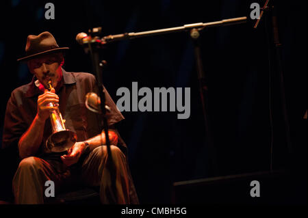 11. Juli 2012 – Las Palmas, Kanarische Inseln, Spanien-Trompeter Jerry Gonzalez, geboren in Bronx, New York, USA, Auftritten auf der Bühne mit The Jerry Gonzalez Trio, während Festival internationale Canarias Jazz & Mas Heineken, im Theater Cicca, Las Palmas, Kanarische Inseln, auf Mittwoch, 11. Juli 2012. Aufgrund der sehr schlechten Lichtverhältnissen haben die Bilder etwas Lärm. Stockfoto