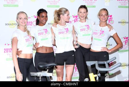 Lindsay Ellingson Arlenis Sosa, Doutzen Kroes, Behati Prinsloo, Erin Heatherton bei Instore-Auftritt für Victorias Secret 2. jährlichen Supermodel Zyklus profitieren Cancer Research, SoulCycle Upper East Side, New York, NY 11. Juli 2012. Foto von: Andres Otero/Everett Collection. USA. Stockfoto