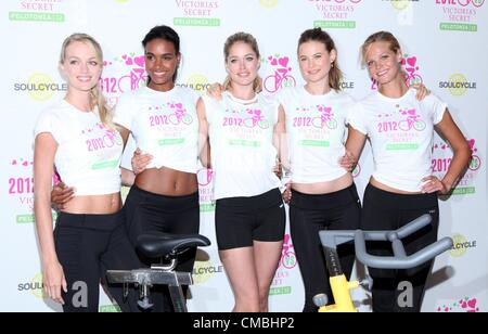 Lindsay Ellingson Arlenis Sosa, Doutzen Kroes, Behati Prinsloo, Erin Heatherton bei Instore-Auftritt für Victorias Secret 2. jährlichen Supermodel Zyklus profitieren Cancer Research, SoulCycle Upper East Side, New York, NY 11. Juli 2012. Foto von: Andres Otero/Everett Collection. USA. Stockfoto