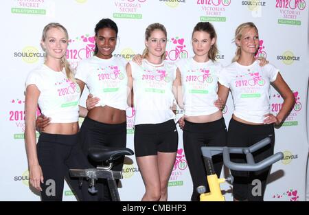 Lindsay Ellingson Arlenis Sosa, Doutzen Kroes, Behati Prinsloo, Erin Heatherton bei Instore-Auftritt für Victorias Secret 2. jährlichen Supermodel Zyklus profitieren Cancer Research, SoulCycle Upper East Side, New York, NY 11. Juli 2012. Foto von: Andres Otero/Everett Collection. USA. Stockfoto