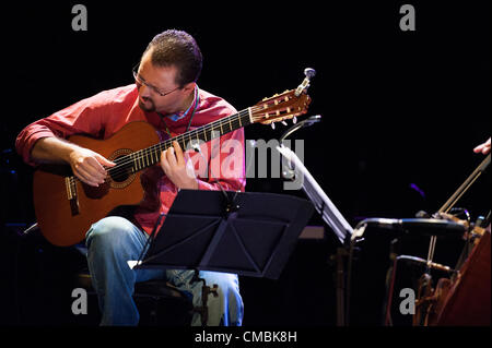 11. Juli 2012 – durchführen Gitarrist Mario Rivero von Kanarische Inseln, Las Palmas, Kanarische Inseln, Spanien auf der Bühne beim Festival internationale Canarias Jazz & Mas Heineken, im Theater Cicca, Las Palmas, Kanarische Inseln, auf Mittwoch, 11. Juli 2012. Aufgrund der geringen Beleuchtung haben die Bilder etwas Lärm. Stockfoto