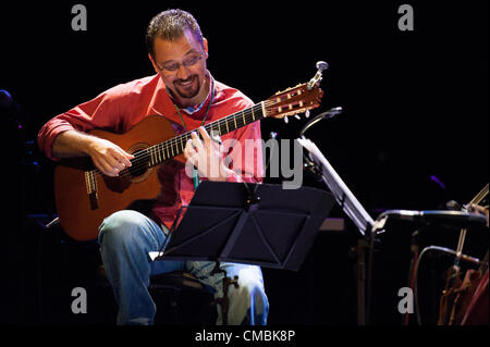 11. Juli 2012 – durchführen Gitarrist Mario Rivero von Kanarische Inseln, Las Palmas, Kanarische Inseln, Spanien auf der Bühne beim Festival internationale Canarias Jazz & Mas Heineken, im Theater Cicca, Las Palmas, Kanarische Inseln, auf Mittwoch, 11. Juli 2012. Aufgrund der geringen Beleuchtung haben die Bilder etwas Lärm. Stockfoto