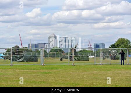 London, UK. 12. Juli 2012. Rapier-Raketen zur Verteidigung der Olympischen Spiele wieder in Blackheath Common und werden von Soldaten in Sichtweite des Canary Wharf entpackt. Stockfoto