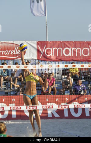 Neapel - Juli 07: italienische Profi-Spieler haben einen Wettbewerb im italienischen Beach-Volley-weibliche-Turnier am 7. Juli 2012 in Neapel Italien Stockfoto