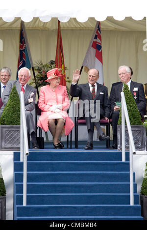 RAF Cosford, Shropshire, UK. 12. Juli 2012. Ihre Majestät Königin Elizabeth und Prinz Philip, die Teilnahme an der Jubiläums-Festzug an RAF Cosford. Stockfoto