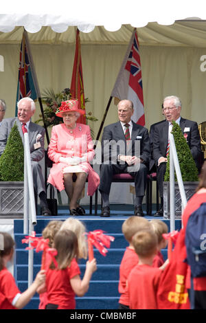 RAF Cosford, Shropshire, UK. 12. Juli 2012. Ihre Majestät Königin Elizabeth und Prinz Philip, die Teilnahme an der Jubiläums-Festzug an RAF Cosford... Stockfoto