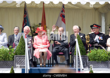 RAF Cosford, Shropshire, UK. 12. Juli 2012. Ihre Majestät Königin Elizabeth und Prinz Philip, die Teilnahme an der Jubiläums-Festzug an RAF Cosford. Stockfoto